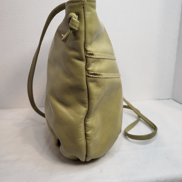 Vintage small green+gold crossbody bucket bag, zipper closure velvety interior. - Picture 4 of 16
